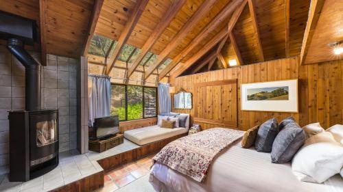 ein Schlafzimmer mit einem großen Bett und einem Kamin in der Unterkunft Summers House in Sonoma