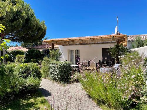 ル・ボワ・プラージュ・アン・レにあるLa Villa - Hôtel Bien Êtreの庭のある家