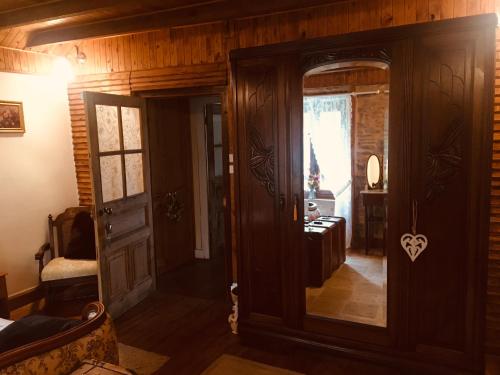 Maison Blanche De Hudson في Cussac: غرفة معيشة مع باب ومرآة