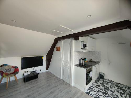 une chambre avec une cuisine et un salon avec une télévision dans l'établissement Les Lofts De Provins: Apt 6, à Provins
