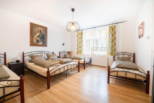 Pokój z 4 łóżkami i oknem w obiekcie Holiday house Vedle w mieście Desná