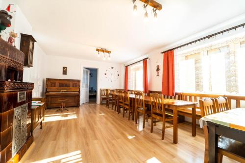 uma sala de jantar com mesa e cadeiras em Holiday house Vedle em Desná