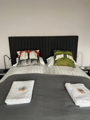 ein großes Bett mit zwei Handtüchern darüber in der Unterkunft Enjoy Reykjavík Yellow Door Apartment in Reykjavík