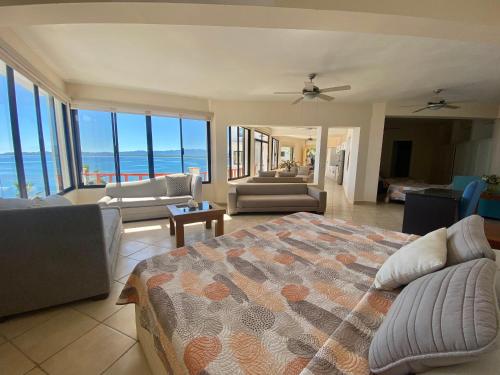 a bedroom with a bed and a living room at Villa Paraíso in La Ventana