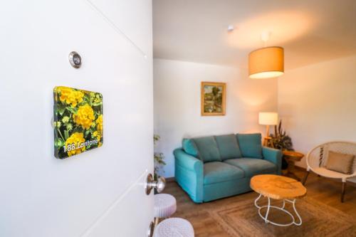 ein Wohnzimmer mit einem blauen Sofa und einem Tisch in der Unterkunft 188 Apartments - Lantana - pool, garden and patio in Cascais