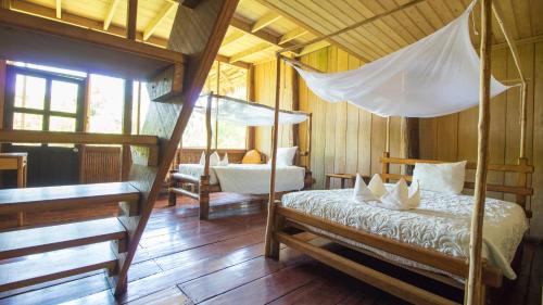 Postel nebo postele na pokoji v ubytování Pacaya Samiria Amazon Lodge - ALL INCLUSIVE
