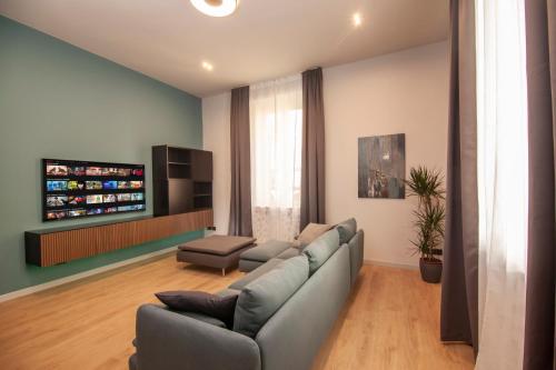 - un salon avec un canapé et une télévision dans l'établissement Borghetto First, à Plaisance
