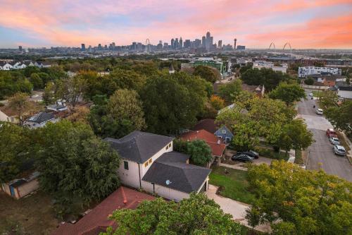 an aerial view of a neighborhood with a city skyline at 9 Minutes to Downtown Dallas - 1000mbps - King Suite - 58 in TV - Games in Dallas