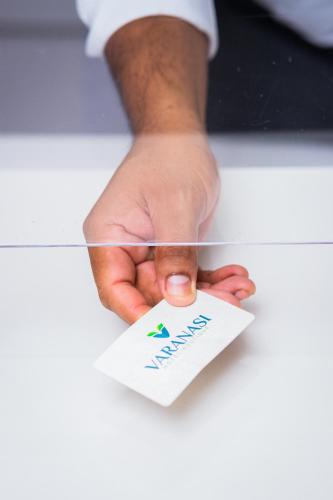 a hand holding a paper card with the word mail at Varanasi Hotel Boutique Aeropuerto in Cartagena de Indias
