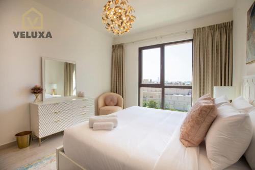 Letto o letti in una camera di Veluxa - Luxury and bright 1 bedroom apartment, Burj view!