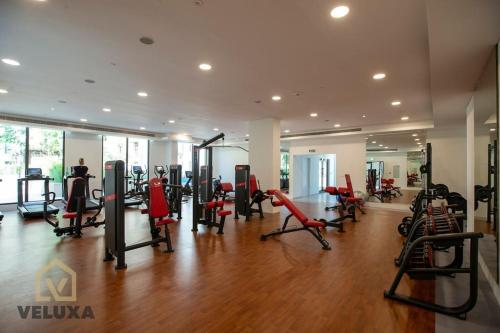 Palestra o centro fitness di Veluxa - Luxury and bright 1 bedroom apartment, Burj view!