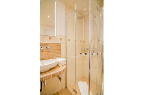 a bathroom with a sink and a shower at Westbrise App 7 in Wenningstedt
