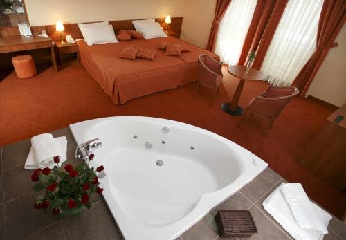 Čitlukにあるホテル カクトゥスのバスルーム(バスタブ付)、ベッド1台が備わります。