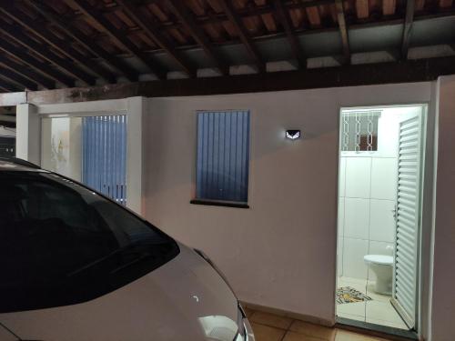 samochód zaparkowany przed łazienką z toaletą w obiekcie Lindo quarto c/ banheiro privativo w mieście Jaú