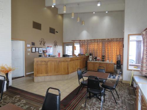 restauracja ze stołem, krzesłami i ladą w obiekcie Thunderbird Motel w mieście Elko