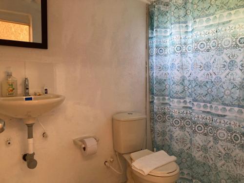 y baño con lavabo, aseo y ducha. en Glamping Vista Lago Guatavita en Guatavita