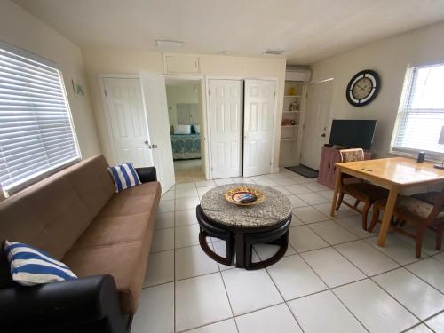uma sala de estar com um sofá e uma mesa em Lido Sunshine L, Steps to Lido Beach em Sarasota