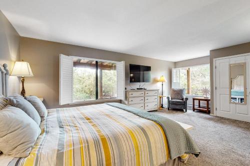 um quarto com uma cama grande e uma secretária em Idyllic Ocean-View Oasis em Watsonville