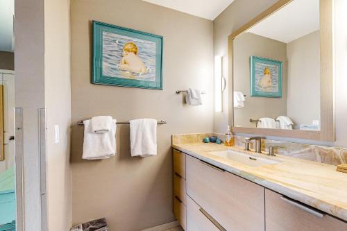 uma casa de banho com um lavatório e um espelho em Idyllic Ocean-View Oasis em Watsonville