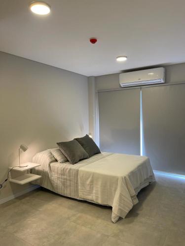 Un dormitorio con una cama grande y una ventana en Departamento de un ambiente premium en Corrientes en Corrientes