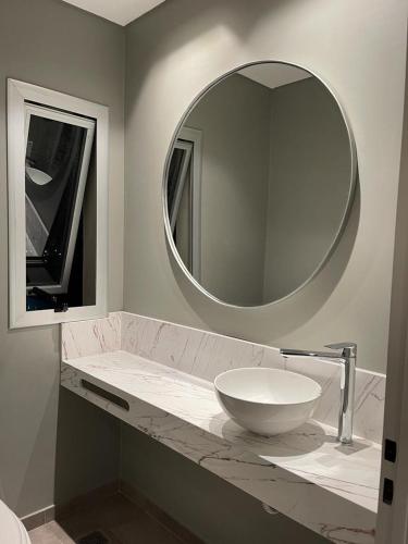 un bagno con lavandino e specchio di Departamento de un ambiente premium en Corrientes a Corrientes