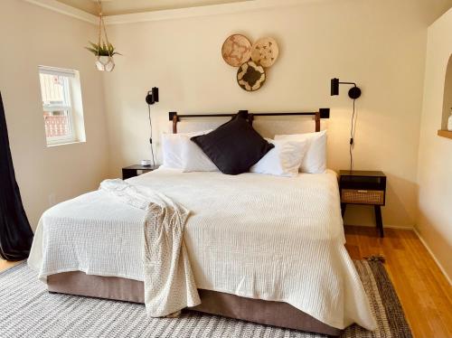 1 dormitorio con 1 cama grande con sábanas blancas en Terra Vista Chalet en Port Angeles