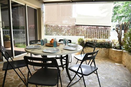 una mesa y sillas en un patio en Ciudadela del sol premium, en San Jerónimo