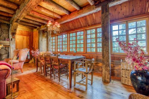 a dining room with a table and chairs at L'Alpiniste Souriant in Government Camp