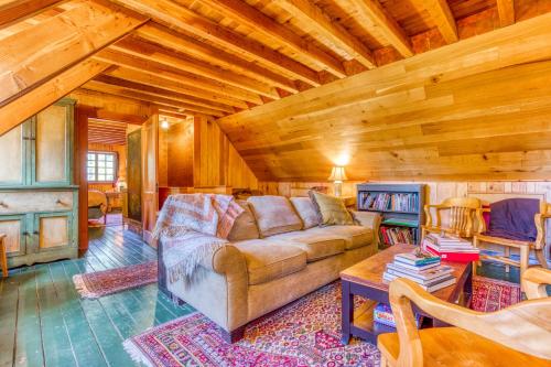 a living room with a couch and a table at L'Alpiniste Souriant in Government Camp