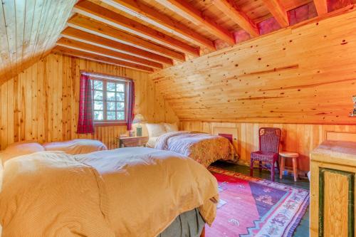 a bedroom with two beds in a log cabin at L'Alpiniste Souriant in Government Camp