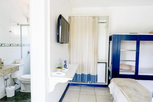 a bathroom with a sink and a toilet at Hotel Recanto da Cachoeira in Socorro