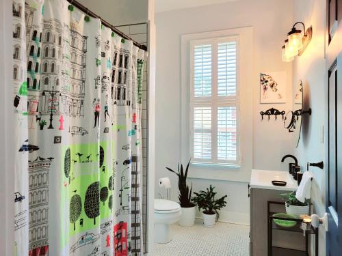 a bathroom with a shower curtain with buildings on it at B&B Zia Gianna in Savannah