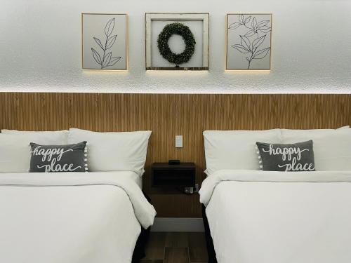 Postel nebo postele na pokoji v ubytování Cactus Cove Inn and Suites