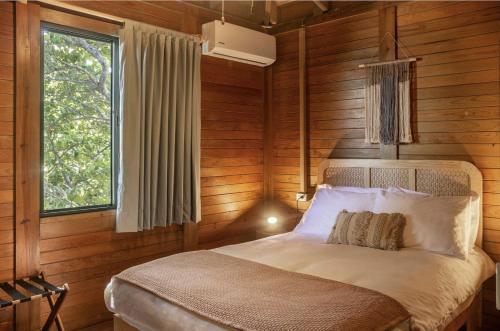 Cama ou camas em um quarto em Selina Poc Na Isla Mujeres