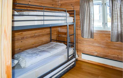 Cette chambre dispose de lits superposés et de 2 lits superposés dans une cabine. dans l'établissement Amazing Home In Kongsberg With House A Panoramic View, à Kongsberg