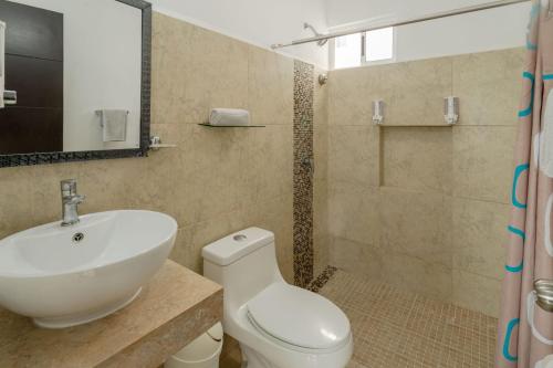 un bagno con lavandino, WC e doccia di Exclusive building 6 people 3 cable televisions 3 swimming pools balcony, a Cancún