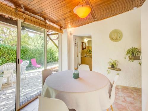 ベール・レ・ザルプにあるHoliday home with terrace in Berre les Alpesのダイニングルーム(テーブル、椅子付)