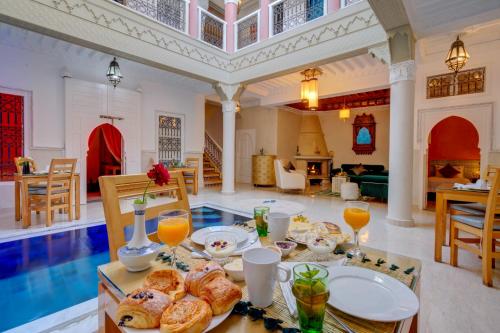 een tafel met eten en drinken in de woonkamer bij Samira Group & Spa in Marrakesh