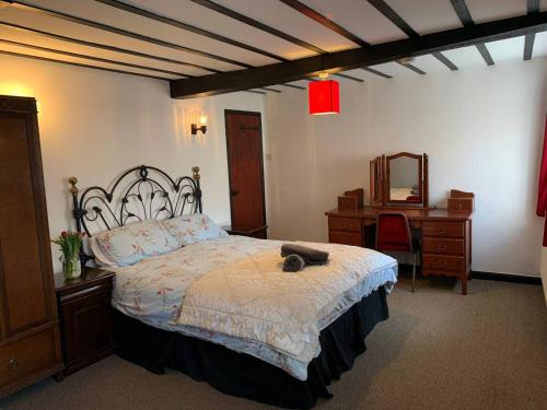 un dormitorio con una cama con un animal de peluche en 6 Bedroom Farm House with 12 Beds in Weldon, en Weldon