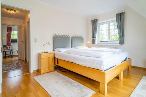 ein Schlafzimmer mit großem Bett und Fenster in der Unterkunft Kate Kleinod in Westerland