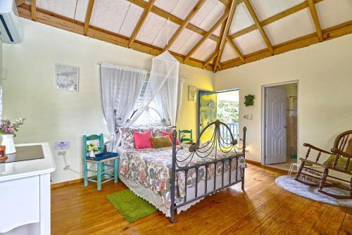 a bedroom with a bed with a canopy at Villa con Piscina-BBQ-Gazebo-Fogata-Hamacas in Básima