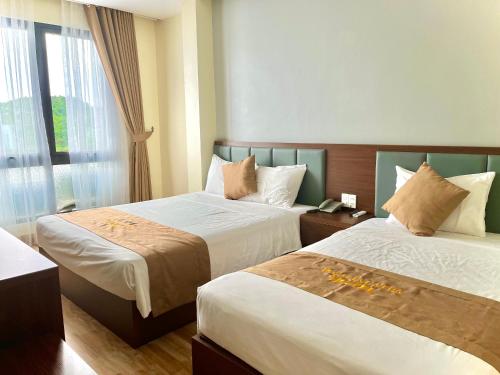 Ένα ή περισσότερα κρεβάτια σε δωμάτιο στο CAT BA ROSALIA HOTEL