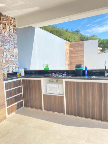 una cucina con piano di lavoro e piano cottura forno superiore di Suítes com Vista para o Mar no Marinas - Mirante do Marinas ad Angra dos Reis