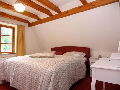 a bedroom with a bed and a window at Ferienhaus Monika in Wendorf im Bernstein Resort in Wendorf