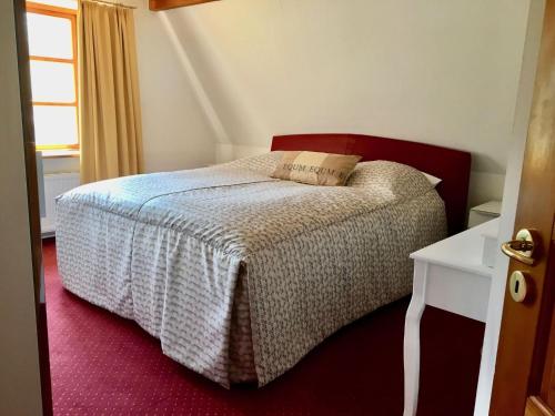 a bedroom with a bed with a pillow on it at Ferienhaus Monika in Wendorf im Bernstein Resort in Wendorf