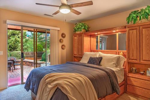 セドナにあるPRIME Uptown Location- Mountain View- Kid Friendly - Sleeps 10のベッドルーム1室(ベッド1台付)、スライド式ガラスドアが備わります。