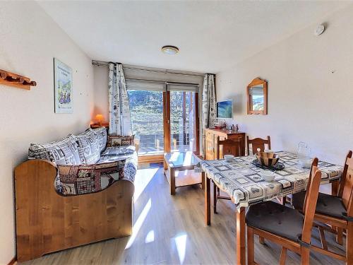 un salon avec une table et une salle à manger dans l'établissement Bel Appartement T3 avec Balcon, 6 pers. au Corbier - FR-1-267-240, à Villarembert