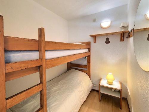 - une petite chambre avec des lits superposés et une lampe dans l'établissement Appartement lumineux au pied des pistes avec balcon, accès piscine et toutes commodités - FR-1-267-239, à Villarembert