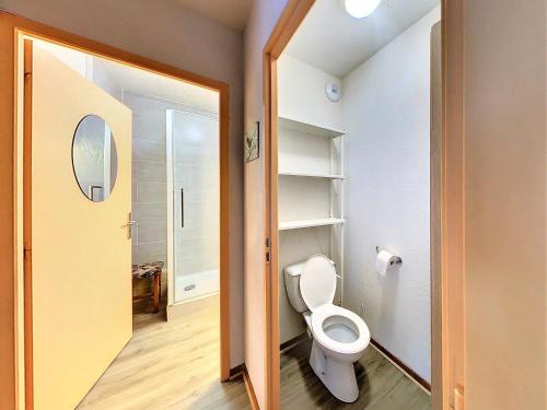 une salle de bain avec des toilettes blanches dans une chambre dans l'établissement Bel Appartement T3 avec Balcon, 6 pers. au Corbier - FR-1-267-240, à Villarembert