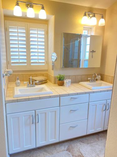Bilik mandi di Heated Pool - Spacious, Cheerful Home 5br/3bath